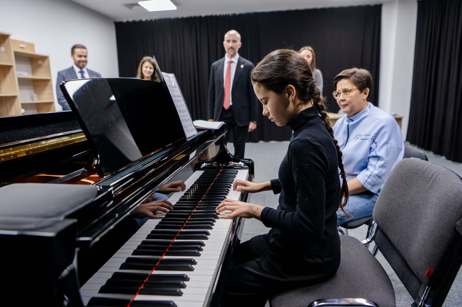Музыка, живопись и танец: Дмитрий Плишкин посетил Детскую Школу Искусств