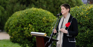 В Сириусе возложили цветы к памятнику погибшим в годы Великой Отечественной войны