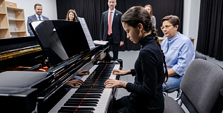 Музыка, живопись и танец: Дмитрий Плишкин посетил Детскую Школу Искусств